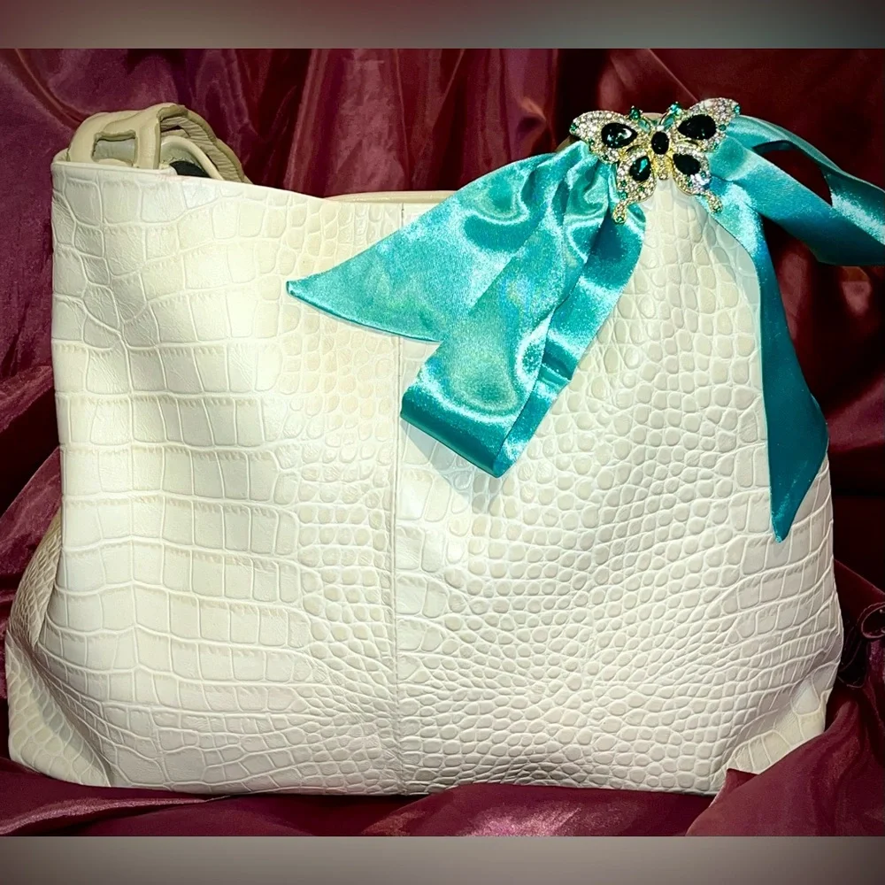 Vince Camuto Deeha Hobo Bag with VC Dust Bag - Picture 2 of 16